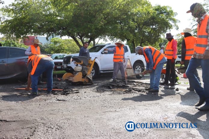Seidum realiza trabajos de bacheo superficial en la calle del Ejecutivo, en el municipio de Colima (2)