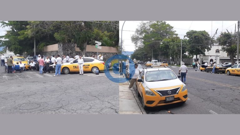 Se manifiestan taxistas de Manzanillo en Casa de Gobierno