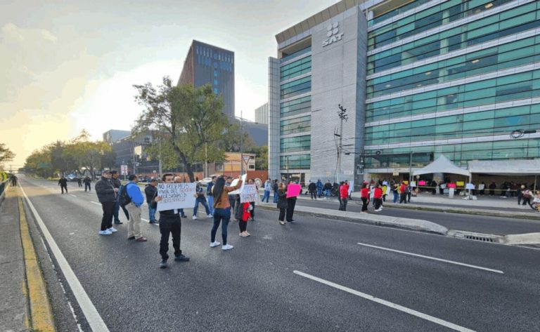 Trabajadores del SAT inician paro nacional y bloquean vialidades en CDMX