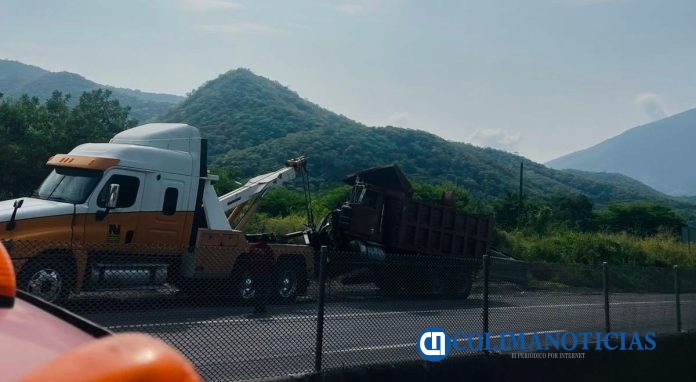 UEPC retiran tráiler accidentado y quedan libres carriles en autopista Manzanillo-Colima