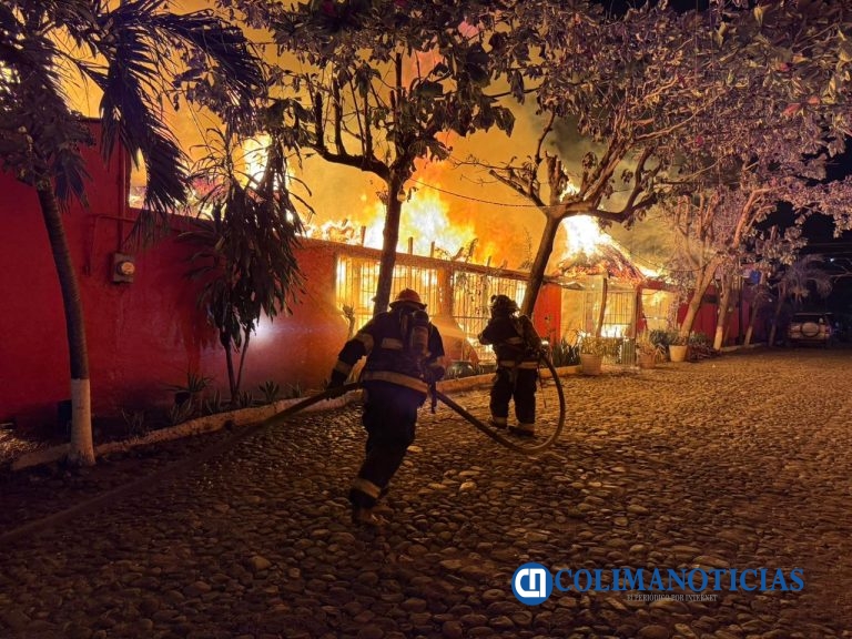 Atienden UEPC y Bomberos Colima incendio en restaurante de mariscos en la colonia La Virgencita