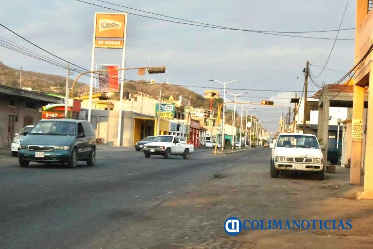 Vecinos del Centro de Armería denuncian camión que arroja desechos y provoca contaminación