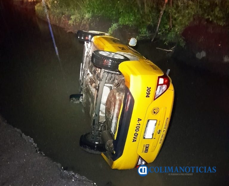 Tres lesionados leves, entre ellos un menor, tras volcadura de taxi en el crucero de Caleras