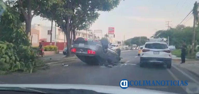 Vuelca un automóvil sobre la avenida Manzanillo de Salagua