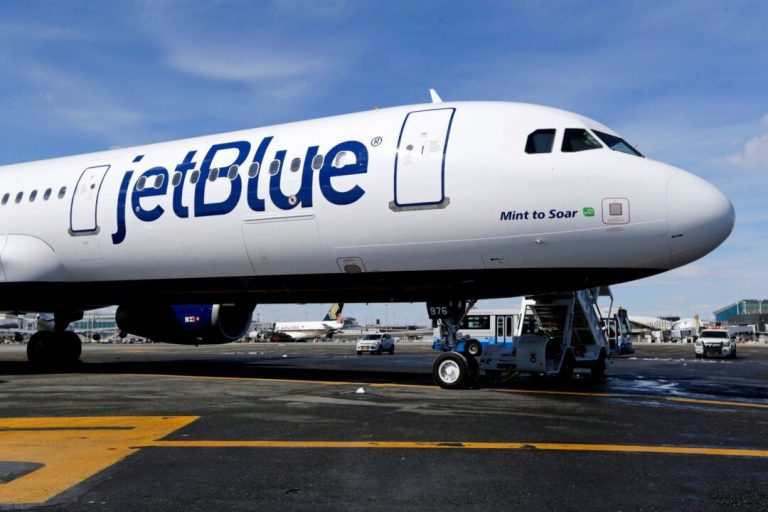 Vuelo de JetBlue proveniente de Cancún aterriza de emergencia en Florida; reportan varios heridos