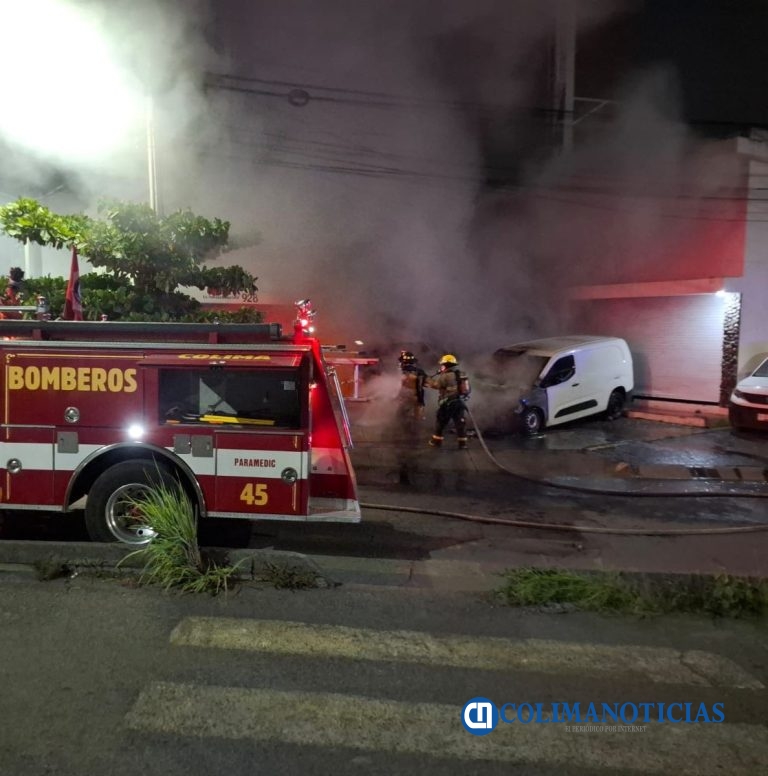 Queman dos vehículos en la Colonia Rancho Blanco de Villa de Álvarez
