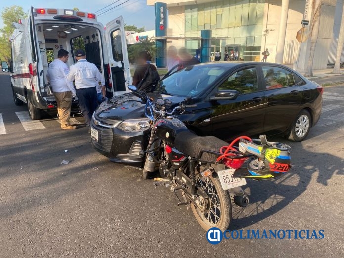 Accidente de motocicleta en Calzada Pedro A. Galván en Colima