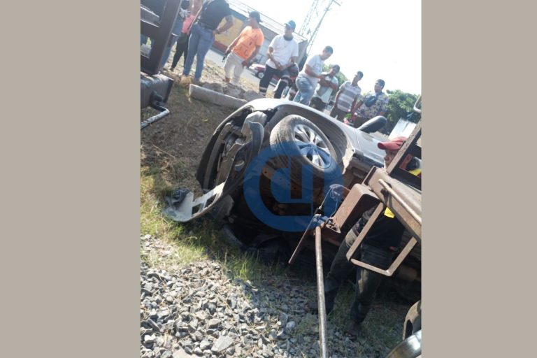 Mujer resulta gravemente lesionada tras ser embestida por el tren en el cruce “El Monje”, en Armería