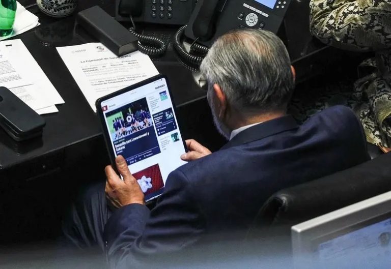 Vuelven a captar a Adán Augusto viendo deportes en plena sesión del Senado