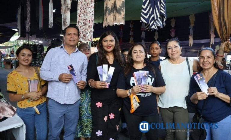Adriana Jiménez entrega de violentómetros en el tianguis del Rancho de Villa