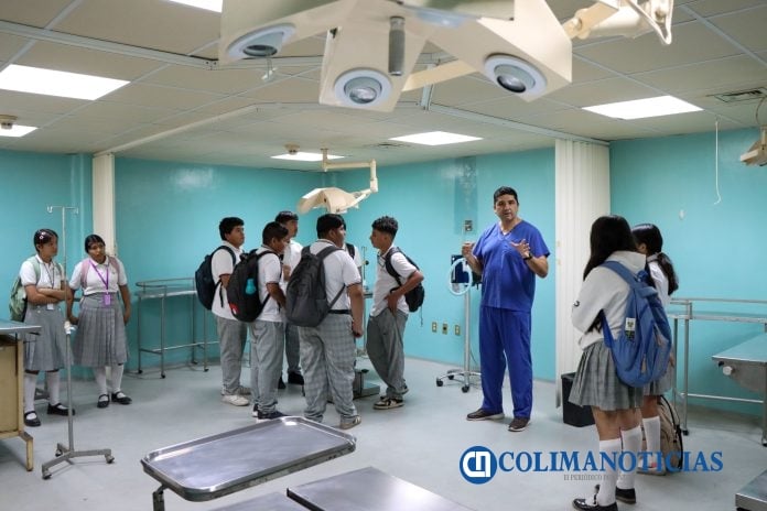Alumnos de secundariaAdalberto Torres visitan campus Tecomán_d