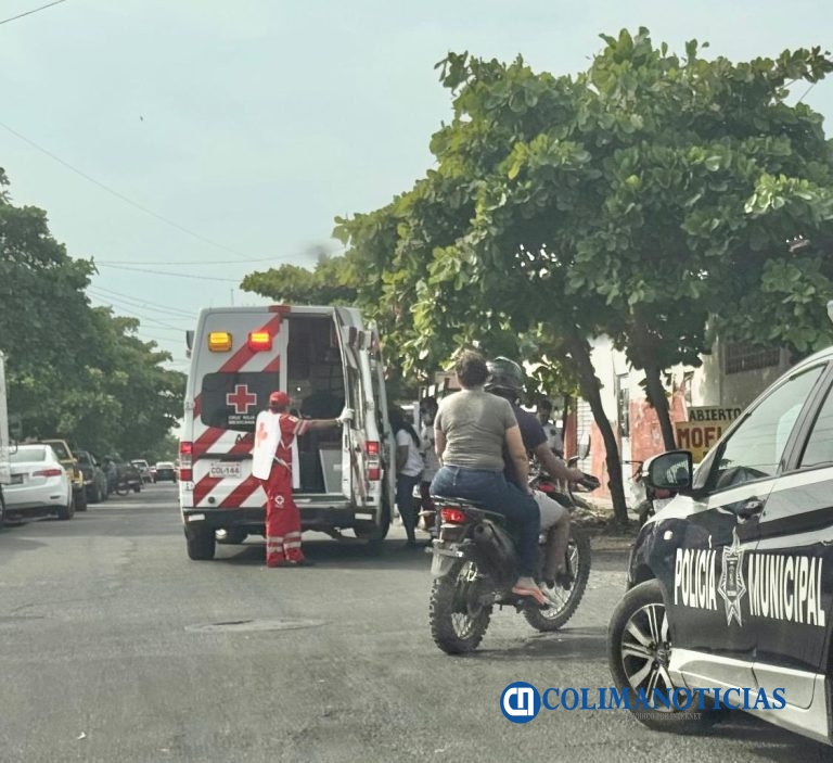 Dos jóvenes resultan heridos tras choque entre camioneta y motocicleta en Tecomán