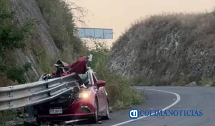 Automóvil se impacta en valla metálica del entronque de Chandiablo al libramiento El Naranjo