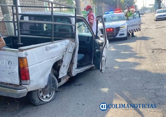 Camioneta se impacta contra barda de empresa en Tecomán; un hombre resultó herido