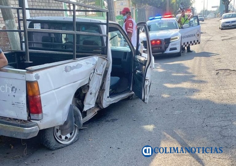 Camioneta se impacta contra barda de empresa en Tecomán; un hombre resultó herido