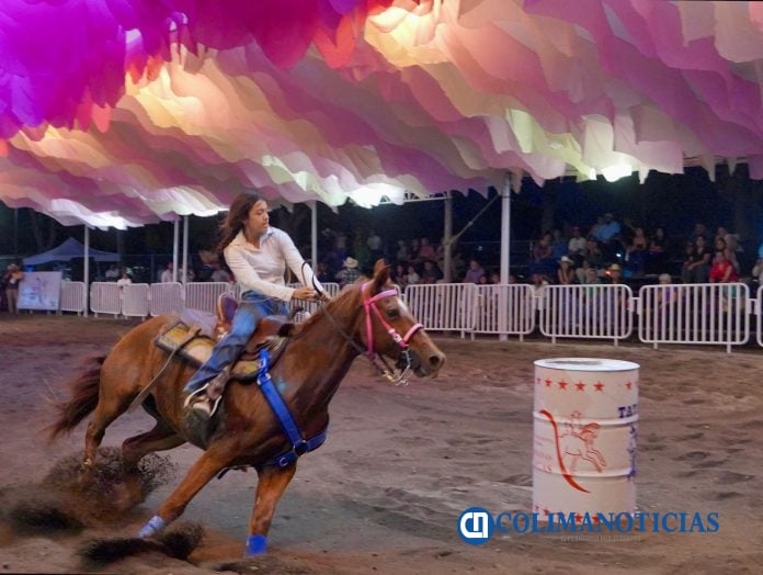 Celebran primera edición del 'Rodeotlón' en el Teatro del Caballo de la Feria de Colima