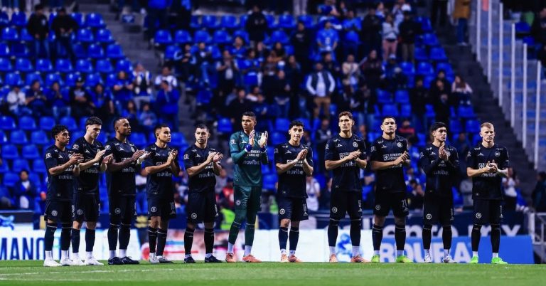 Cruz Azul golea al Puebla y toma el liderato de la Liga MX