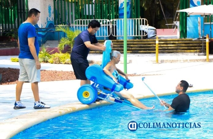 Gobierno del Estado de Colima entrega sillas anfibias en las albercas del Parque Regional (2)
