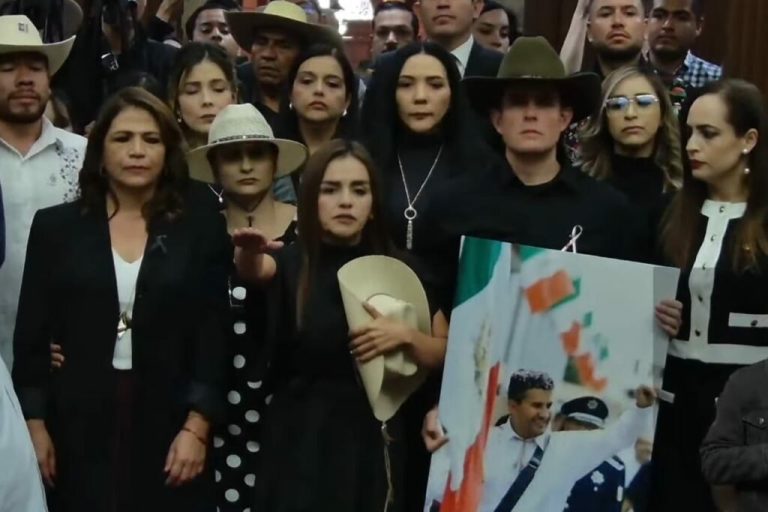 Grecia Quiroz toma protesta como alcaldesa de Uruapan tras asesinato de Carlos Manzo