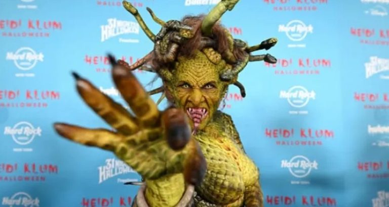 Heidi Klum sorprende como Medusa en su icónica fiesta de Halloween