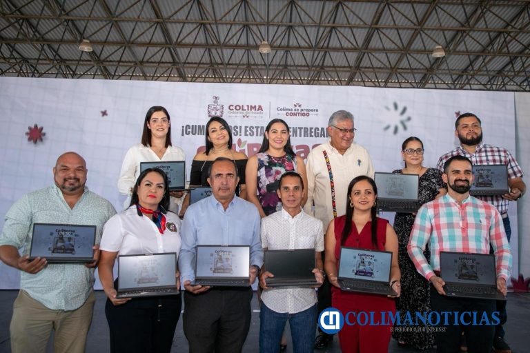 Indira Vizcaíno entregó 575 laptops gratuitas a maestras y maestros de primaria, en Villa de Álvarez