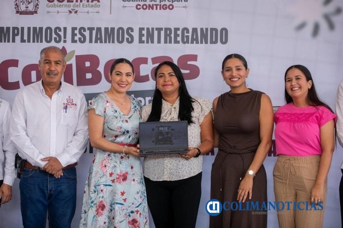 Indira Vizcaíno entregó este miércoles laptops gratuitas a docentes de Manzanillo (2)