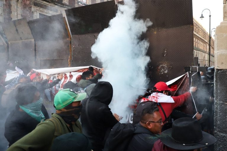 Integrantes de la CNTE protestan en el Zócalo de la CDMX e intentan derribar las vallas en inmediaciones de Palacio Nacional