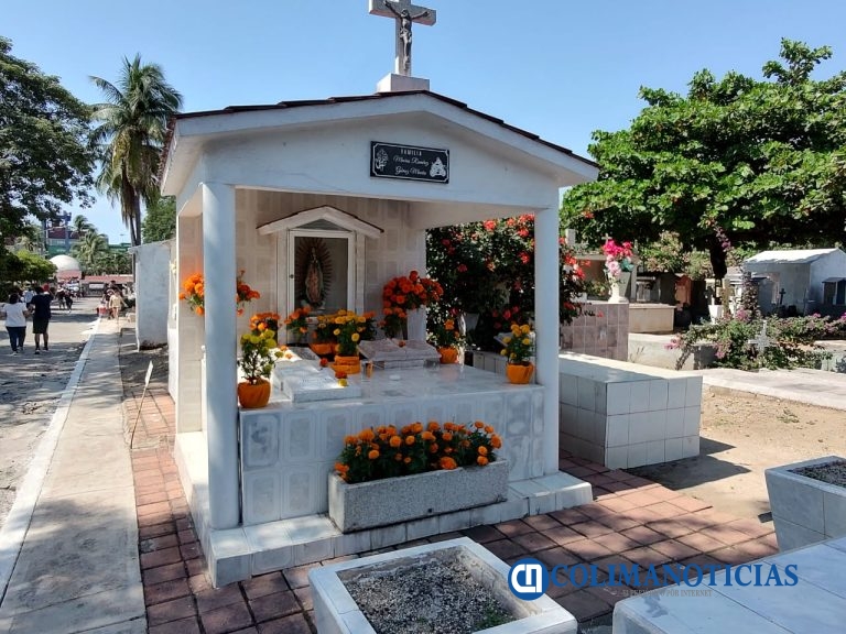 Manzanillenses se preparan para festejar el Día de Muertos