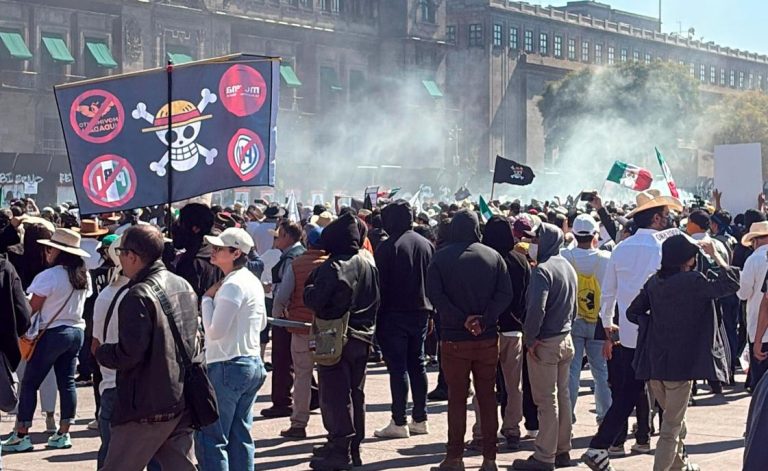 Llegan al Zócalo los primeros contingentes de la marcha de la Generación Z