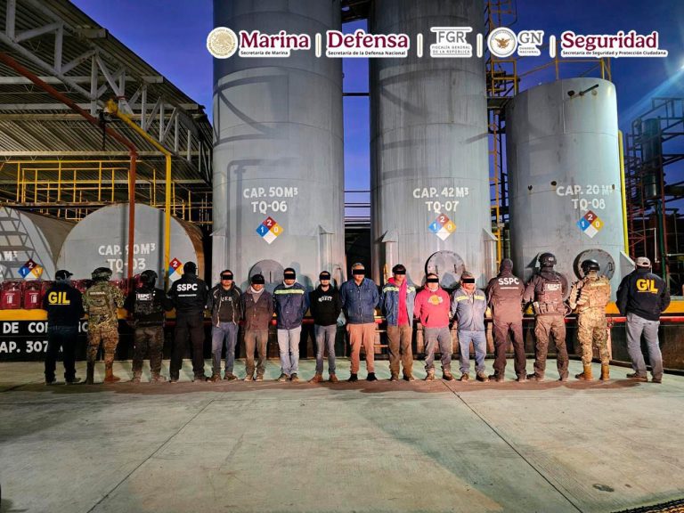 Marina asegura 250 mil litros de hidrocarburo robado y detienen a 8 personas en Veracruz