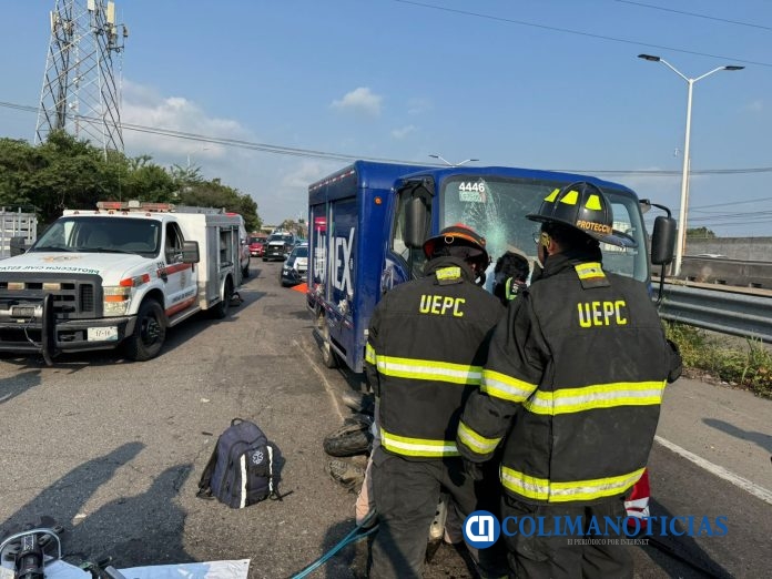Protección Civil y CRUM rescatan a motociclista prensado en Libramiento Ejército Mexicano