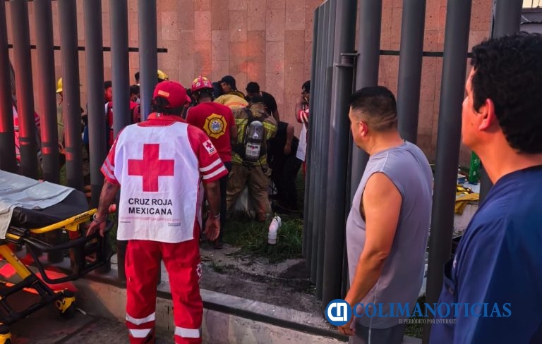 Rescatan a trabajador que se desmayó dentro de una cisterna en el IMSS Tecomán