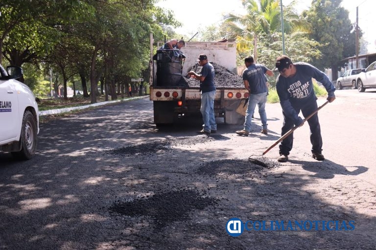 Riult Rivera impulsa brigadas de bacheo para mejorar la movilidad de las familias colimenses