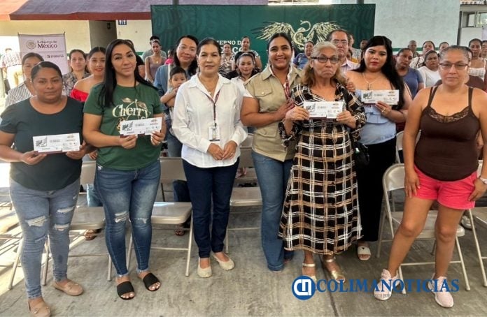 Rosario Silva entrega tarjetas del Banco del Bienestar por 4.7 mdp para el programa La Escuela es Nuestra
