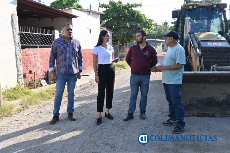 Una calle de concreto hidráulico en Manzanillo; Rosi Bayardo inicia trabajos en Viveros Pelayo