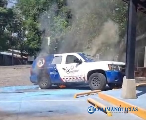 Se incendia vehículo que transportaba valores afuera de una tienda de conveniencia en Suchitlán Comala