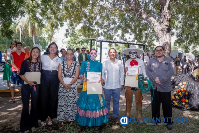 Se suma rector de la UdeC a kermés de Día de Muertos con causa