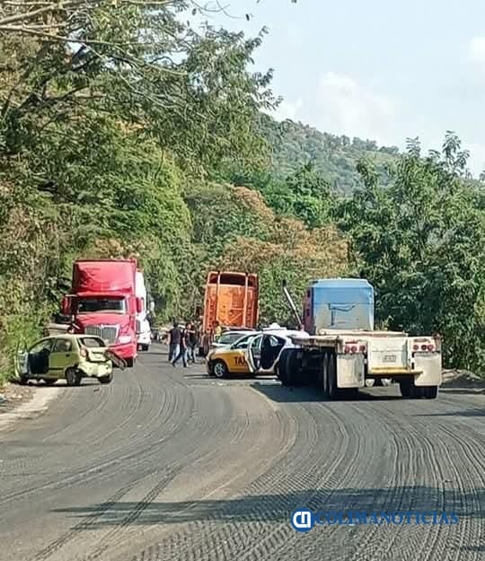 Solo daños materiales deja accidente vial por el libramiento El Colomo