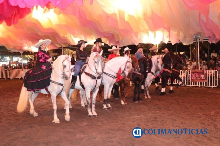 Cautiva la ‘Noche de Mujeres y Caballos’ en la Feria de Colima 2025