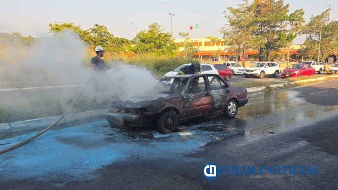 UEPC sofoca incendio de vehículo sobre Tercer Anillo Periférico; no hay lesionados