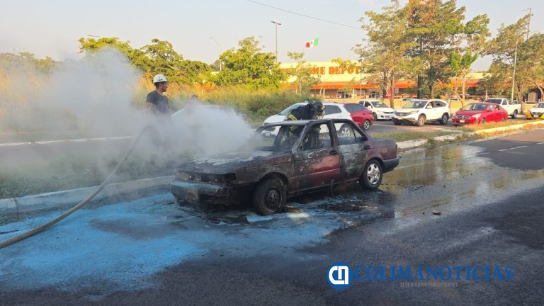 UEPC sofoca incendio de vehículo sobre Tercer Anillo Periférico; no hay lesionados