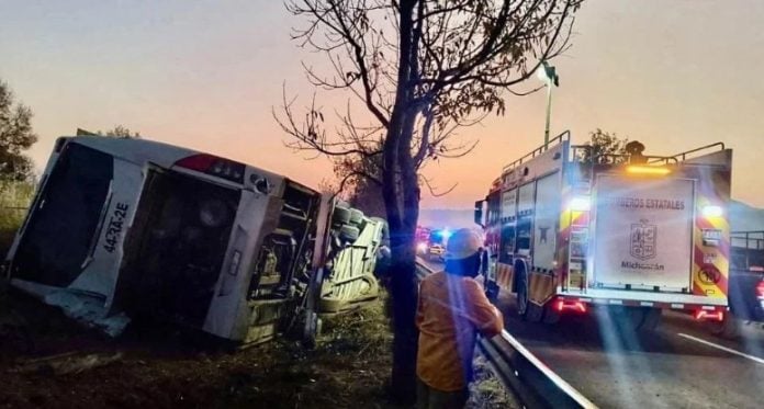 Volcadura de autobús en carretera Morelia-Pátzcuaro