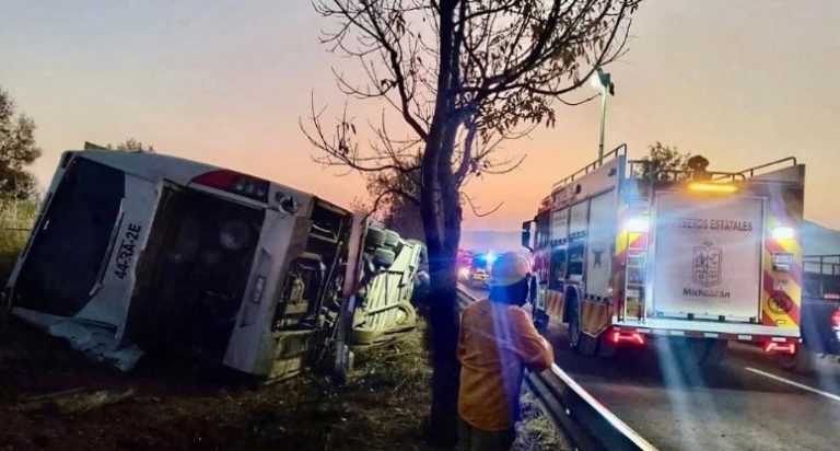 Volcadura de autobús en carretera Morelia-Pátzcuaro deja 7 muertos y varios heridos