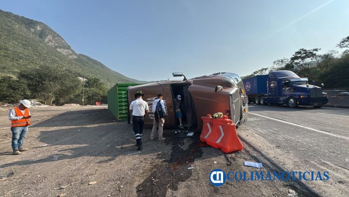 Volcadura de tráiler en autopista Manzanillo a Colima; UEPC y CRUM atienden a un lesionado