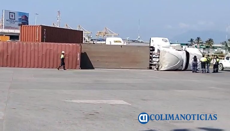 Vuelca tractocamión a la salida del puerto por Fondeport