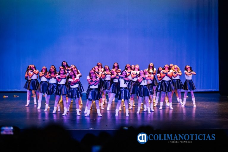 Bachilleres bailan y cantan por una cultura de paz