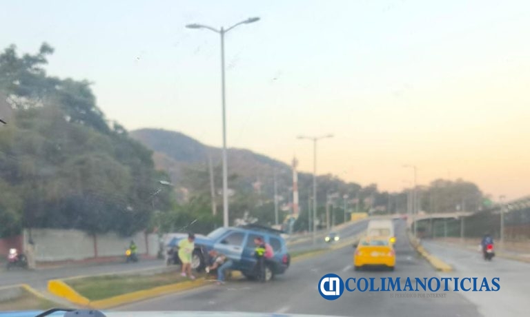 Camioneta pierde el control y termina sobre el camellón central de San Pedrito