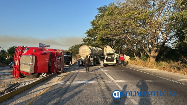 Accidente entre dos tráileres y una camioneta provoca obstrucción total de vialidad cerca del Arco Sur; UEPC Colima pide usar vías alternas