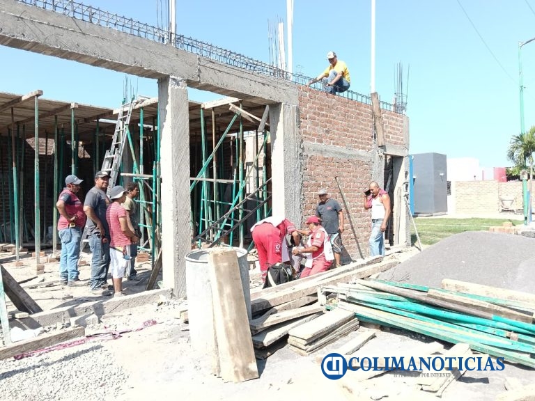 Albañil resulta lesionado tras caer de una altura de cuatro metros en Tecomán