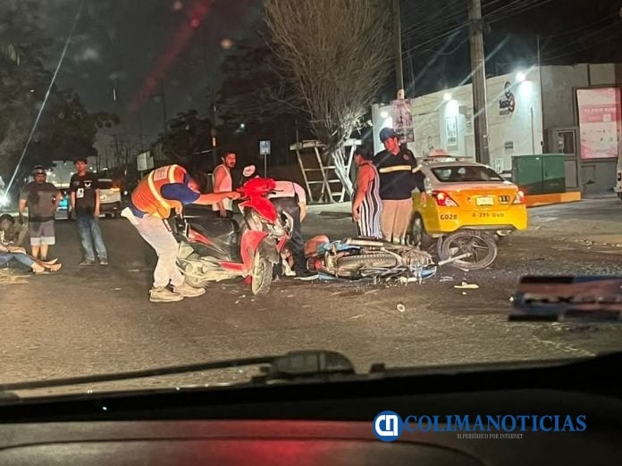 Aparatoso accidente de motocicletas en el boulevard Miguel de la Madrid de Manzanillo